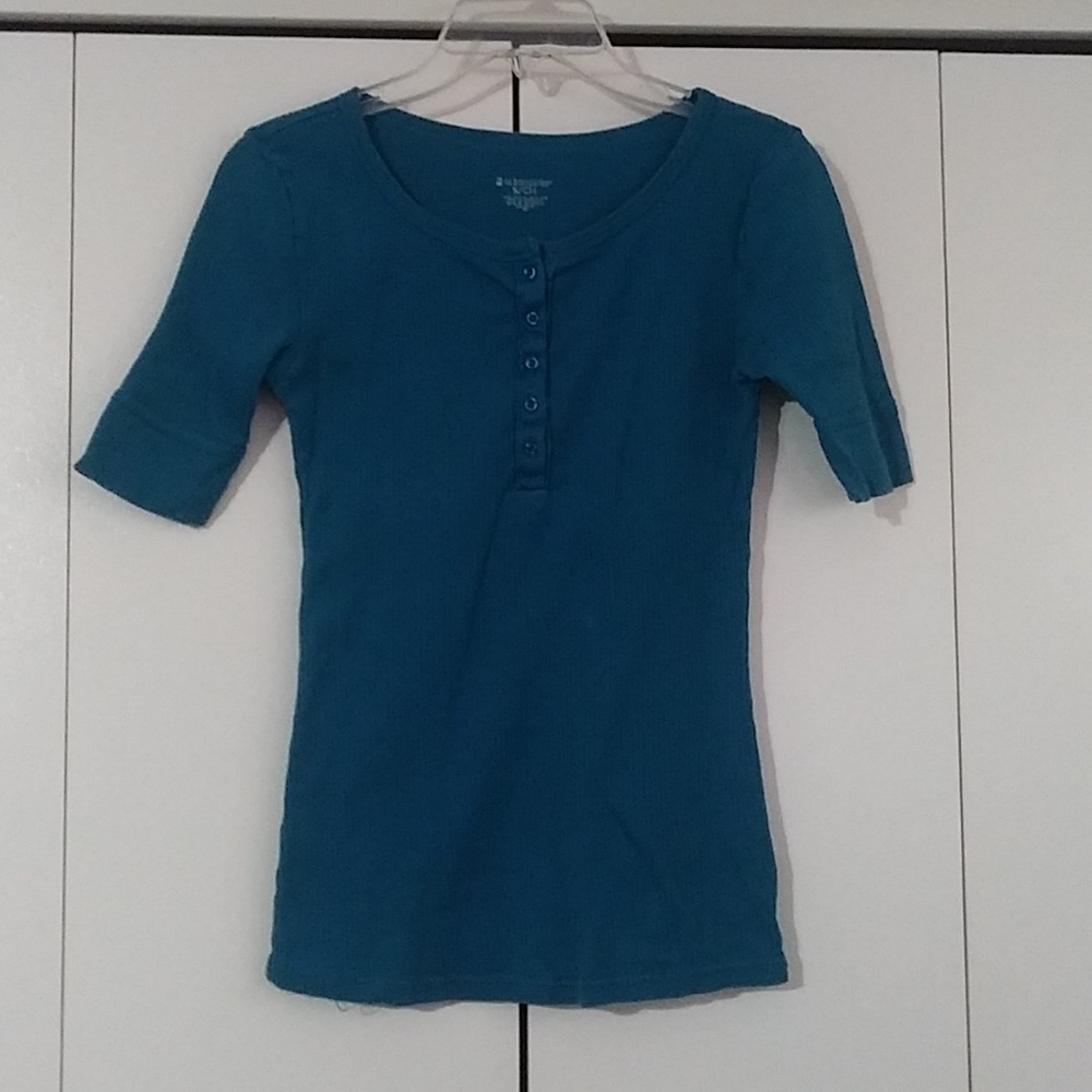 Womens/junior tee with buttons